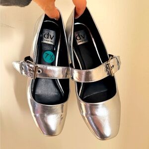 🪩🩶DV Dolce Vita chrome buckle flats size 7.5 GUC